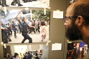 Una exposició a Olot posa de relleu 200 anys de càrregues policials a l'Estat