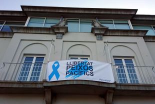 La Junta Electoral obliga a retirar la pancarta de ''peixos pacífics'' de Port de la Selva