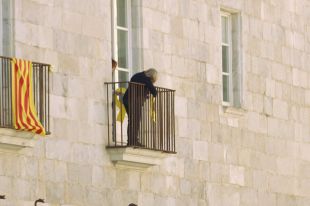La seu de la Generalitat de Girona i l'Ajuntament de Salt retiren les pancartes i els llaços grocs 