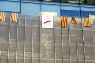 La seu de la Generalitat a Girona penja un llaç blanc amb una franja vermella a la façana 