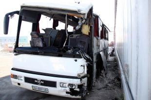 Un accident entre un cotxe i un autocar a l'AP-7 deixa un mort i sis ferits