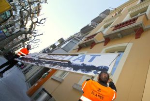 Blanes treu la pancarta de suport als presos independentistes de l'Ajuntament