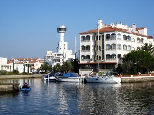 Troben morta una persona dins un cotxe a un canal d'Empuriabrava