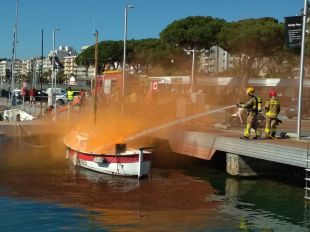 Simulacre d'incendi en una embarcació al port de Blanes