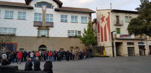 Traslladen una pancarta a favor dels presos al costat de l'Ajuntament d'Olot