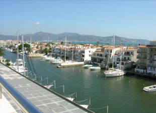 Troben dos homes morts a l'interior d'una embarcació de lleure al port d'Empuriabrava