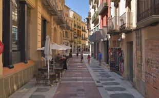 Dues detingudes per robar en una botiga del centre de Figueres i colpejar una dependenta