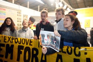 Protestes i crema de fotos contra l'Exèrcit, que torna a enviar soldats uniformats a l'Expojove