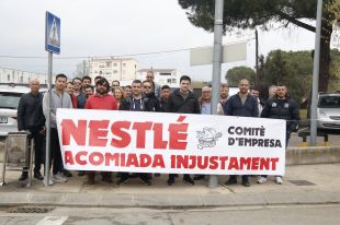 Protesta a la Nestlé contra l'acomiadament d'un treballador per fer baixes intermitents per malaltia