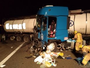 Un carril tallat a l'AP-7 a Maçanet de la Selva per un accident entre dos camions