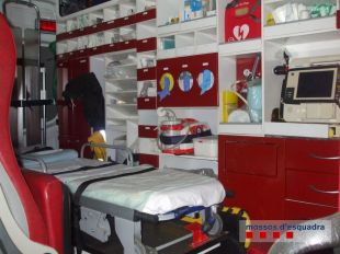 Detingut per robar material de l'interior de dues ambulàncies a la Tallada d'Empordà