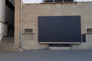 L'Ajuntament d'Olot retira el mural de 'La càrrega' per ordre de la Junta Electoral