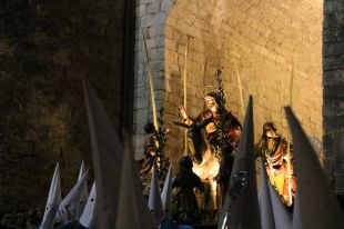 Milers de devots viuen la processó del Sant Enterrament a Girona
