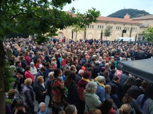 Mig miler de persones es concentren en rebuig al crim masclista d'Olot