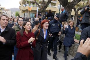 Mig centenar de veïns de Torroella de Montgrí a Arrimadas: ''Fora feixistes''