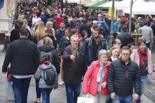 La rambla de Girona s'omple de llibres i roses en un Sant Jordi marcat per la pluja