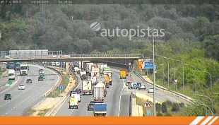 Cues de fins a quatre quilòmetres a l'AP-7 a Sarrià per l'incendi d'una caravana