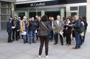 Mig centenar de treballadors de Caixabank es concentren a Girona contra l’ERO 
