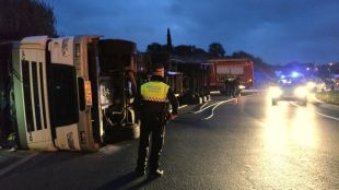 Ferit el conductor d'un camió que ha bolcat a la GI-600 a Blanes