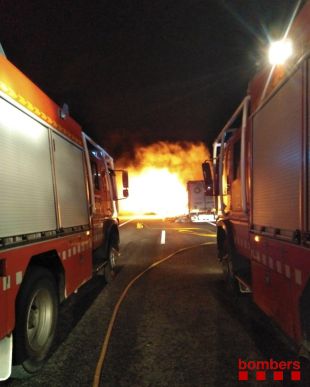 L'incendi d'un camió talla parcialment l'Eix a Arbúcies