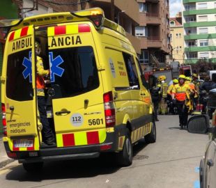 Dos paletes ferits greu en cedir el sostre de la nau on treballaven al centre de Girona