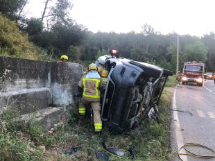 Mor el passatger d'una furgoneta en una sortida de carretera a Colomers
