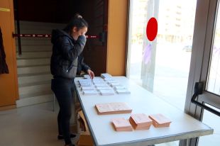 Un home vota en nom de la seva dona a Vilobí i obliga a aturar les votacions una hora