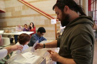 Es manté l'elevada participació a les 18h: un 64,1% ja han votat