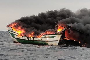 Mor un tripulant en l'incendi d'un pesquer a 11 milles de Port de la Selva