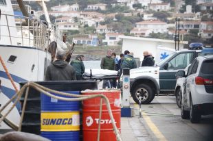 Recullen el cos del pescador mort en l'incendi d'una embarcació al Port de la Selva 