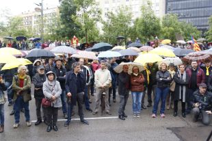 Mig miler de concentrats a la subdelegació del govern espanyol en contra de l'exclusió de Puigdemont