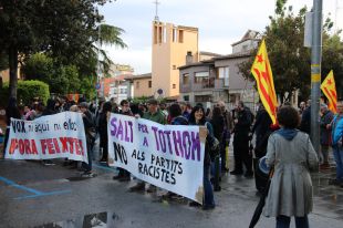 Cassolada de rebuda a Ortega Smith en l'acte de Vox a Salt