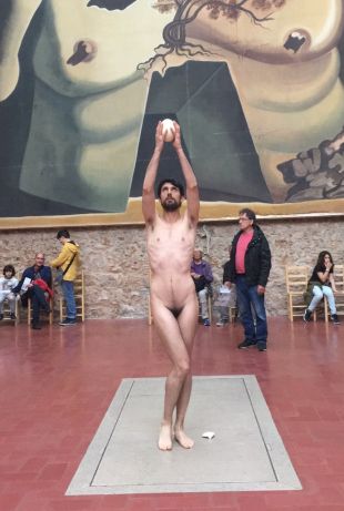 L'artista que es despulla als museus fa una performance damunt de la tomba de Salvador Dalí