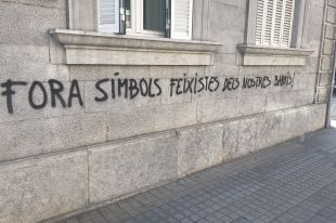 Apareix una pintada de contra el ''símbols feixistes'' a l'Ajuntament de Banyoles