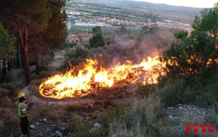 15 dotacions dels Bombers treballen per controlar un incendi al Massís del Montgrí 