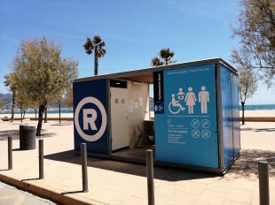 S’inicia el servei de lavabos públics a les platges de Roses