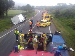 Mor el conductor d'un cotxe en topar contra una furgoneta a la C-65 a Girona