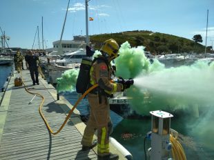 Simulacre d'incendi en una embarcació d'esbarjo al port de Llançà