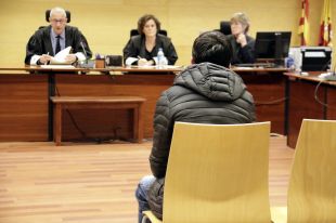 Un acusat d'intentar clavar un ganivet a un home a Girona accepta 2 anys de presó