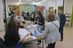 Normalitat i poques cues en l'obertura dels 393 col·legis electorals gironins
