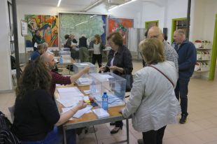 La participació a les municipals segueix a l'alça amb un 52% a les sis de la tarda