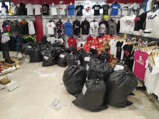 Intervenen 1.650 articles falsificats en un local comercial de La Jonquera