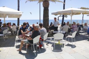 Puc anar a una terrassa amb amics però no a casa seva? Resolem els dubtes de la desescalada de Sánchez