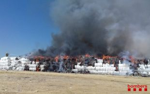Els Bombers treballen en un incendi a l'abocador de Pedret i Marzà 