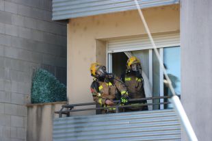 Un ferit greu i set atesos per inhalació de fum en l'incendi d'un habitatge a Girona
