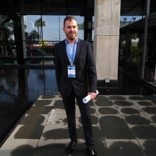 El responsable del PP a Lloret de Mar estripa el carnet perquè diu sentir-se ''sol''