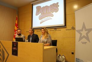 Catorze joves de l'Escola de Música Moderna del Gironès protagonitzen l'obra 'Dones, el musical'