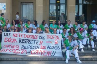 Els treballadors de la neteja del Trueta reclamen el compliment de la normativa laboral