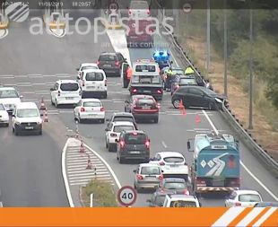 Retencions a la sortida Girona Sud de l'AP-7 per un accident amb tres vehicles implicats