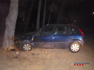 Fuig d'un control d'alcoholèmia triplicant la taxa i topa contra un arbre a Platja d'Aro